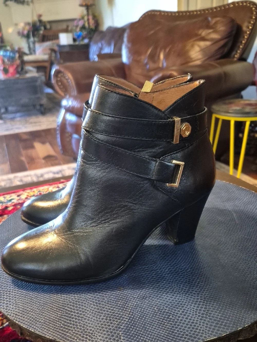 Louise et Cie Black Leather Ankle Booties with Buckle Detail Sz 7. (#812S)